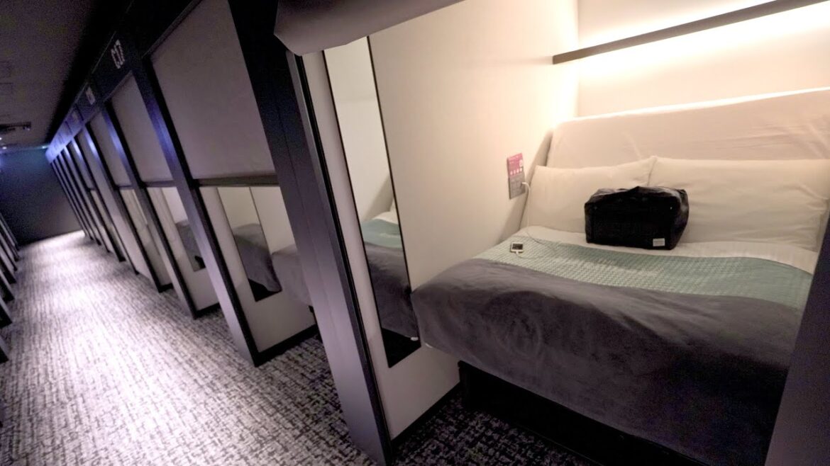 I stayed at ⚜️gorgeous 💊🏨 capsule hotel in Hakata Fukuoka // free beer at happy hour 🍻