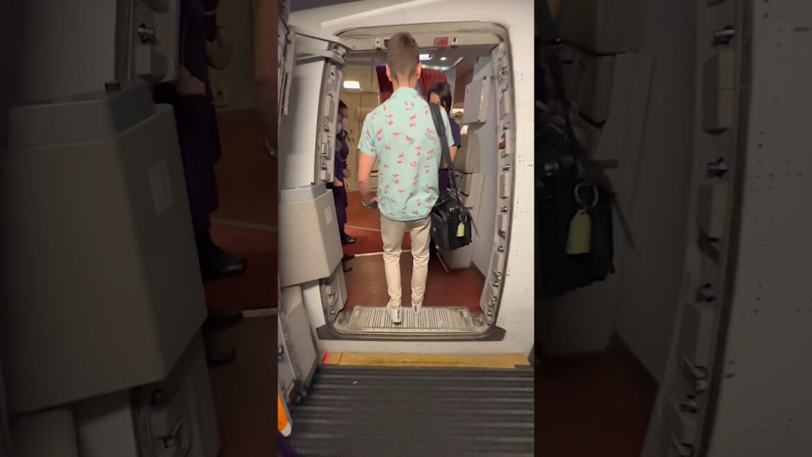 Hongkong Airlines Business Class & Stefan macht der Flugbegleiterin schöne Augen | YourTravel.TV