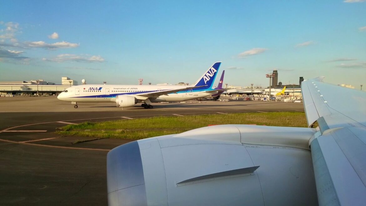 United Airlines B787-9 Departure from Tokyo (Narita) United Airlines B787-9 Departure from Tokyo (Narita)