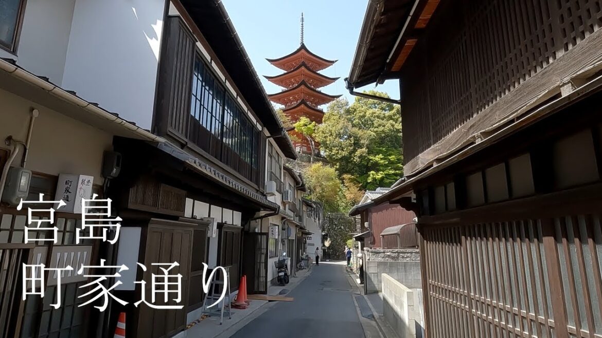 宮島の町家通りのレトロな町並みとおしゃれなレストランやカフェを散策