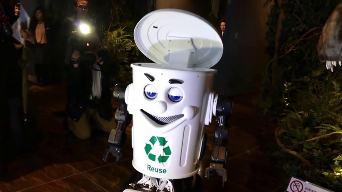 Garbage can-shaped robot at Henn na Hotel Maihama Tokyo Bay [RAW VIDEO]