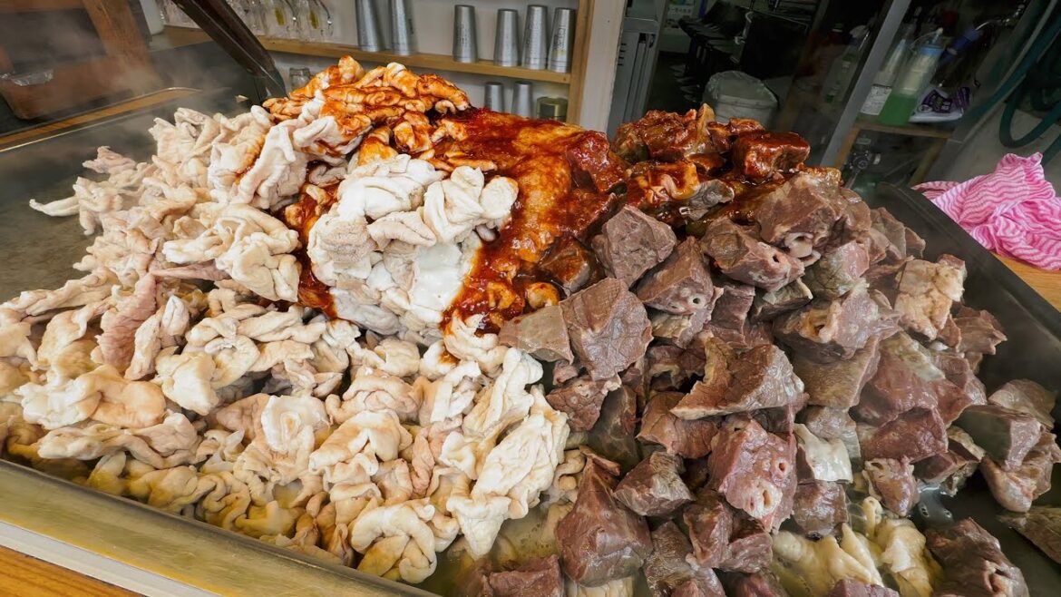 The best grilled pork intestines on Iron in Osaka – Japan street food The best grilled pork intestines on Iron in Osaka - Japan street food