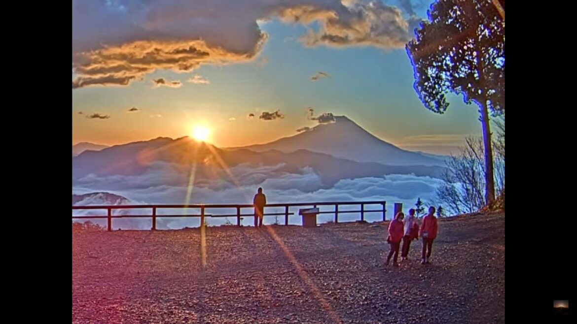 2023年4月19日 七面山（標高1,982m）から見た美しい富士山とご来光映像