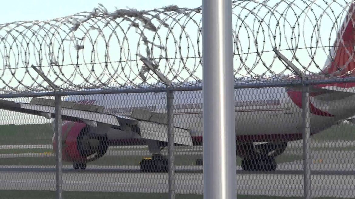 Air India Boeing 777-300ER (VT-ALM) Landing / Arriving Chicago O’Hare International Airport Air India Boeing 777-300ER (VT-ALM) Landing / Arriving Chicago O'Hare International Airport