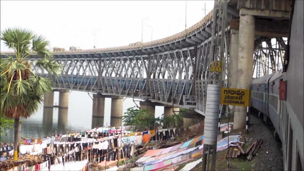Crossing the Gigantic Godavari River at Rajahmundry: Howrah Trichy Superfast with Itarsi WAM4