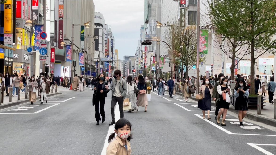 【4K HDR】Tokyo Walk - Shinjuku Pedestrian paradise (Apr.2021) 【Japan】