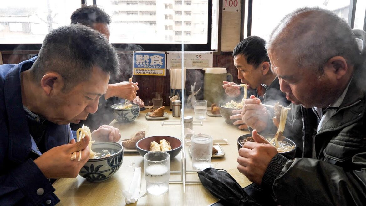 働く男たちを支える福岡最強ずっしりデカ盛り肉うどん丨Tempura and Udon Restaurant : Japanese style
