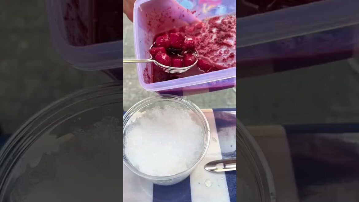 楊梅的價格稍微降低了一點，所以楊梅冰裏的楊梅份量也多了一些，可惜的是楊梅還是不夠甜！#shorts #streetfood #chinastreetfood #chinafood