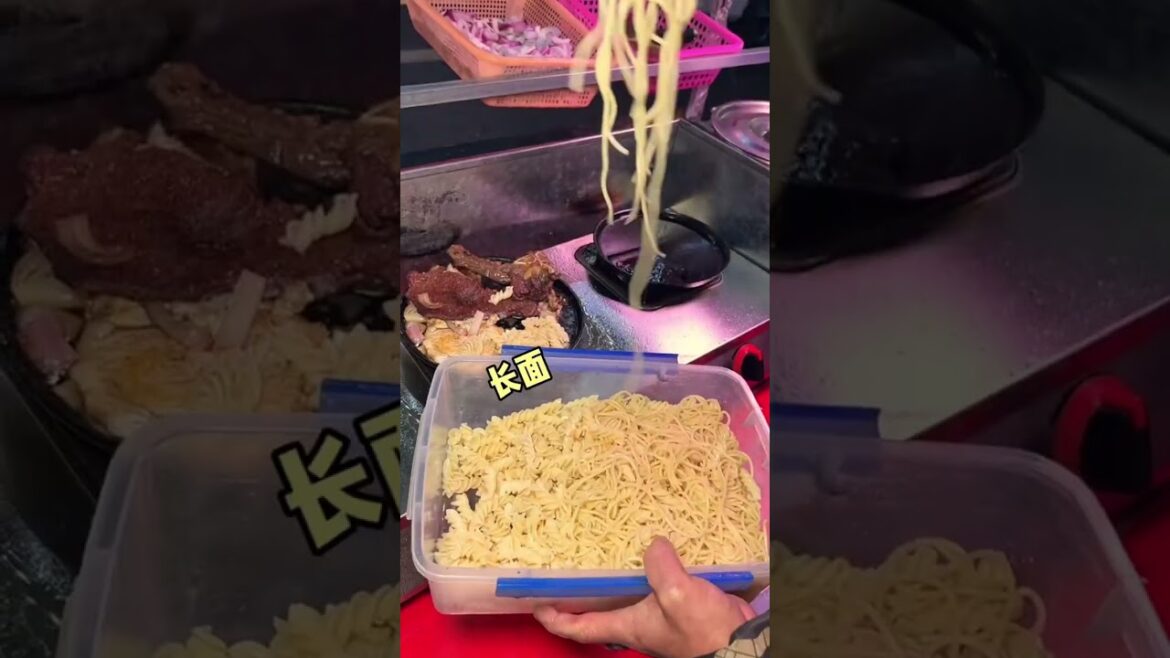 街頭牛排攤的老板太可愛了！只因叫了聲叔叔就全程都說小朋友～制作牛排的過程既溫馨又搞笑～#shorts #streetfood #chinastreetfood #chinafood