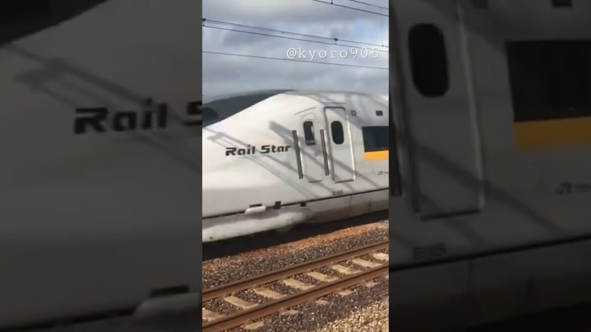 新幹線通過 Bullet train passing at high speed 新幹線通過 Bullet train passing at high speed