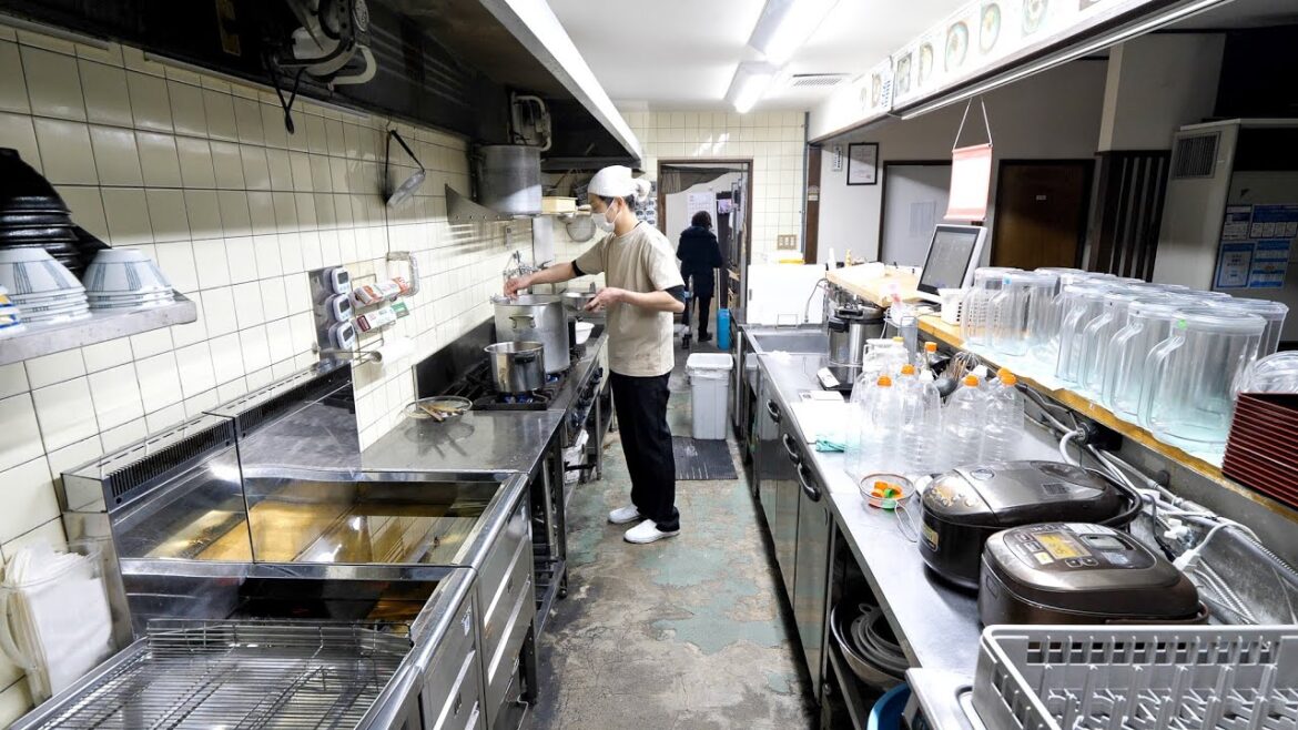 岡山）２時起床→３時出勤。奥さんと従業員のために働く朝うどん職人に密着丨Tempura and Udon Restaurant : Japanese style