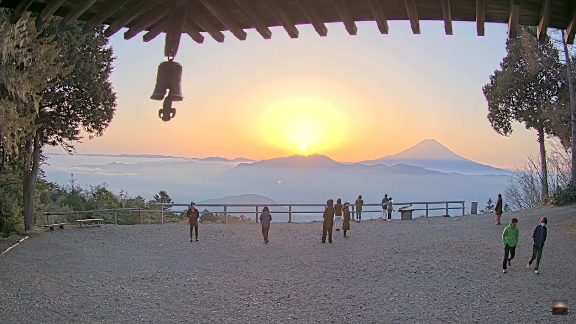 【4K】2023年4月28日 七面山（標高1,982m）から見た美しい富士山とご来光映像