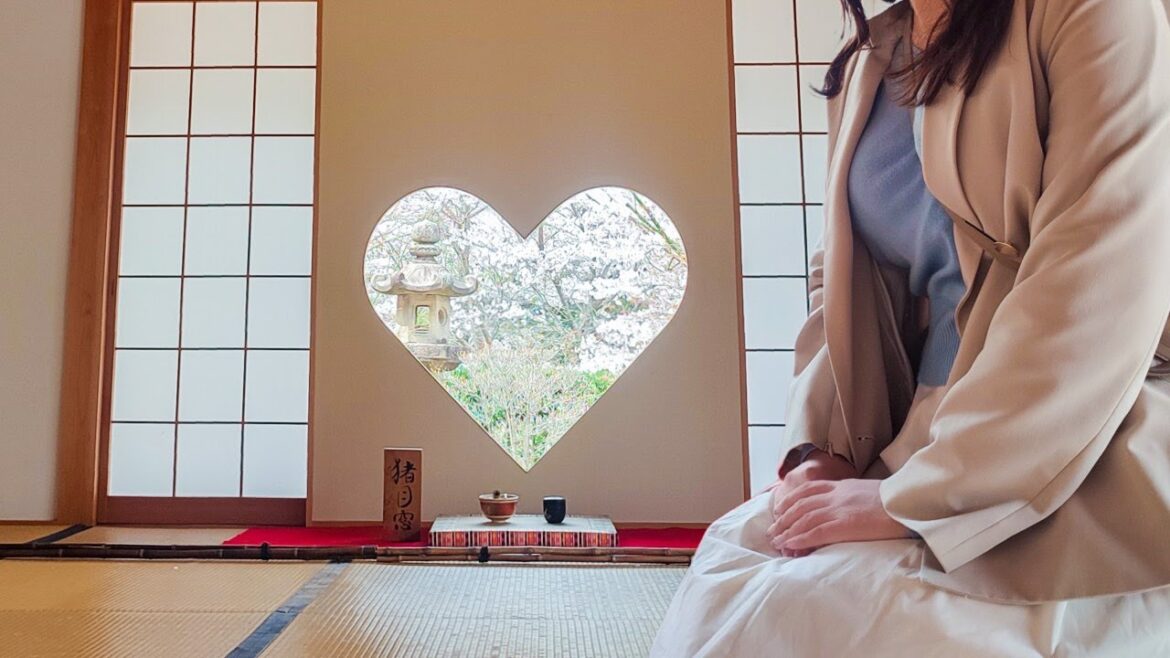 Japanese Beauty:3 Traveling alone in Kyoto when the cherry blossoms.Heart windows and Senbon-torii