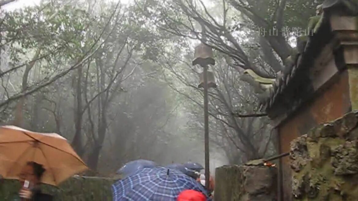 普陀山 - (Putuoshan)  A Visit to Potala Mountain China