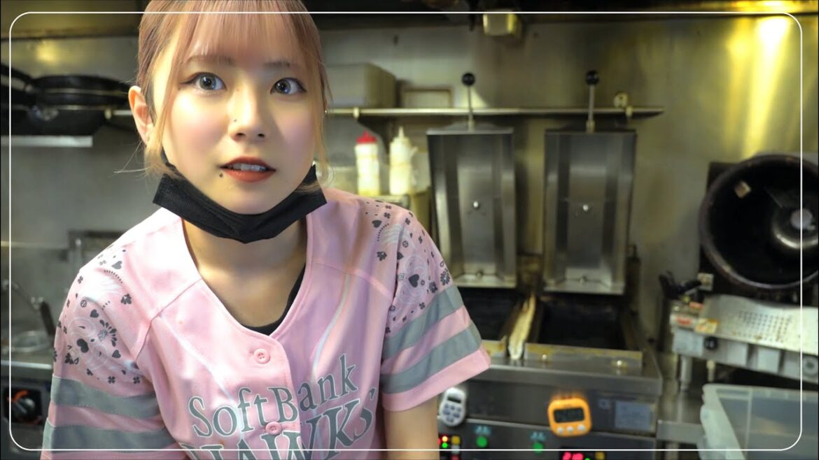 The head chef is a 19-year-old girl! The best tomato ramen shop. トマトラーメン 三味 japanese street food