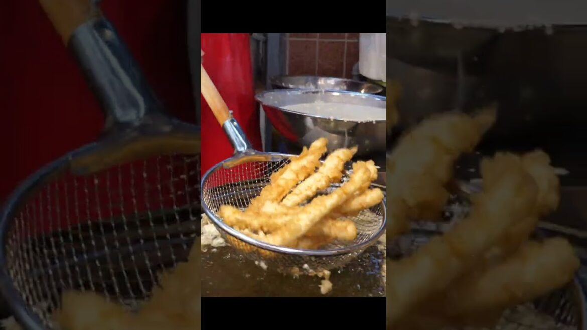 단돈 700원! 미친 퀄리티 대왕 오징어 튀김으로 대박난? 깡통시장에서 유명한 떡볶이집 Giant Fried Squid, Tteokbokki / street food #shorts 단돈 700원! 미친 퀄리티 대왕 오징어 튀김으로 대박난? 깡통시장에서 유명한 떡볶이집 Giant Fried Squid, Tteokbokki / street food #shorts