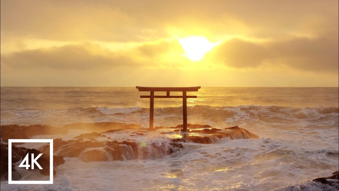 🇯🇵 4K UHD. 일본 여행. 거친 파도가 치는 바다 위에 세워진 신비의 도리이. 노을이 지는 바다와 파도소리. 10분 힐링 ASMR