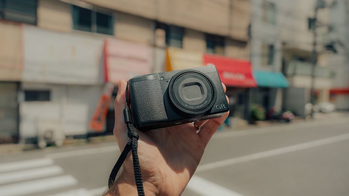 RICOH GRIII - Silently Taking Photos In The Streets