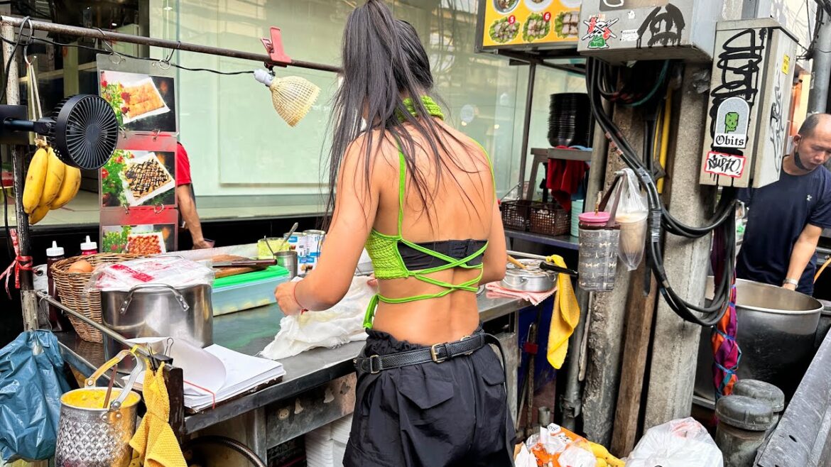 Mix Banana With Egg! The Most Hardworking Roti Lady In Bangkok - Thai Street Food