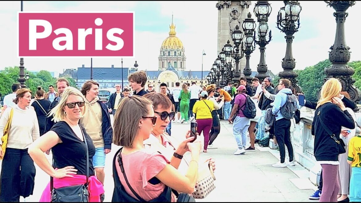 Paris France, HDR walking in Paris - Busy Paris Seine River - 4K HDR 60 fps