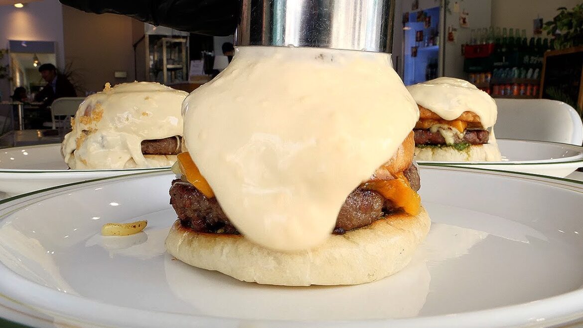치즈가 흘러내리는 치즈 폭포 햄버거 / cheese waterfall hamburger - korean street food