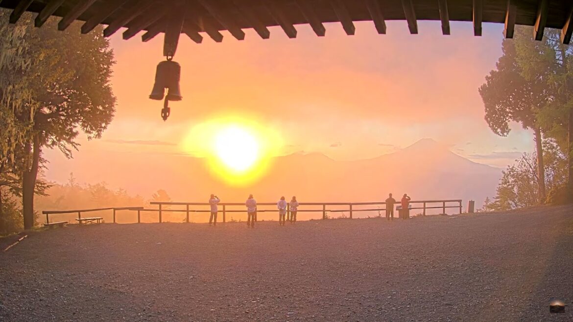 【4K】2023年5月24日 七面山（標高1,982m）から見た美しい富士山とご来光映像