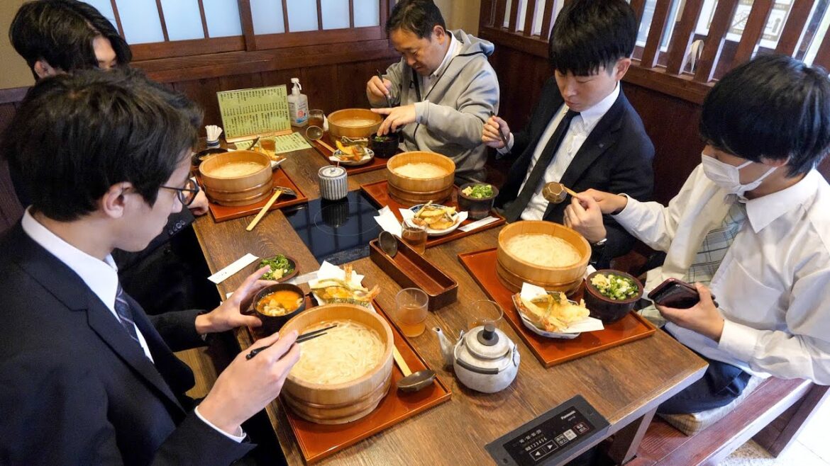熟練のワンオペ天ぷら注文さばきが炸裂する大阪うどん屋がスゴイ丨Best Udon in Osaka