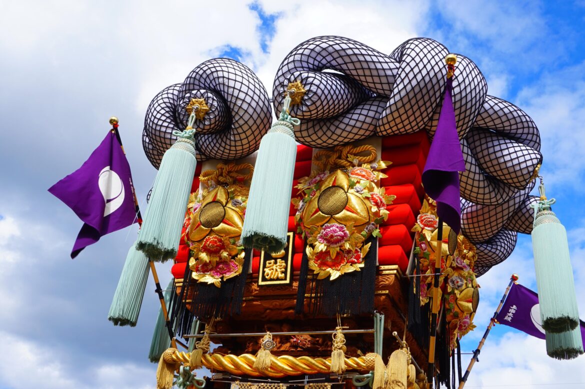 Gold thread embroidery depicting citrus fruits (TAIKODAI FLOAT)