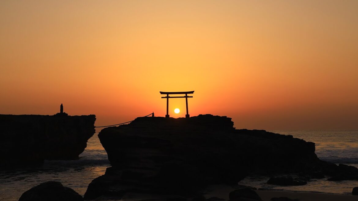【Japan 1minute Travel SHIZUOKA Shimoda】 静岡 下田（下田白濱神社海上鳥居の早朝タイムラプス動画）
