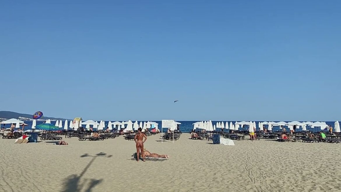 Toples na plaży w Słonecznym Brzegu .Toples on the beach in Sunny Beach