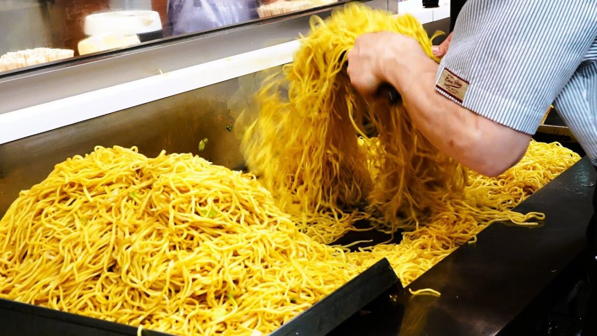 鬼盛り焼きそば!!驚異の鉄板さばきが炸裂!!1日最大400玉!!地元が誇るソウルフード!!常連が殺到!!やきそば屋の仕込みに密着【札幌 soul food】Japanese street food