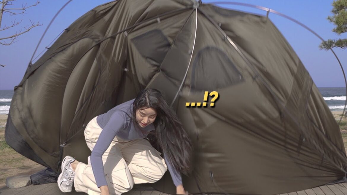 A Tent Overturned by Strong Winds, Broken Pole, is Camping Possible? Solo Camping in the Sea🌪Waves