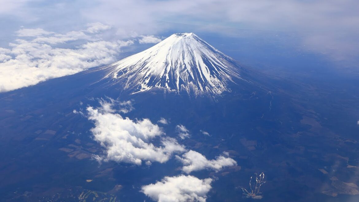 ロサンゼルスから全日空便で羽田空港経由広島へ 、早朝茜にそまる千葉半島、レインボーブリッジ、スカイツリーそして絶景の富士山上空を通過