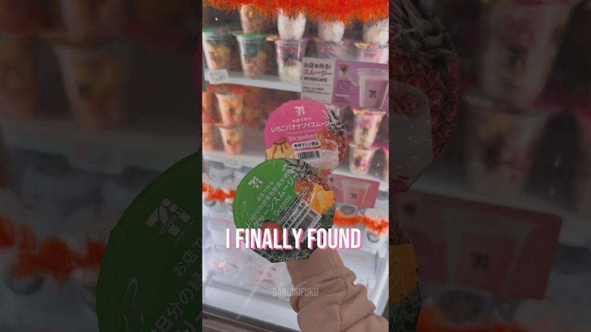 TRYING THE VIRAL 7/11 JAPAN  SMOOTHIES 🍓🍍🍌 7/11のスムージーを飲んでみた！！💗