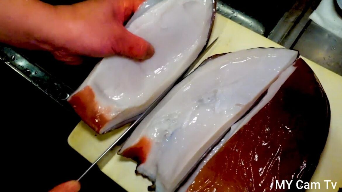 Japanese street Food,SURE YOU DON'T WORRY ABOUT THIS GIANT OCTOPUS COOKED IN TEMPURA,??