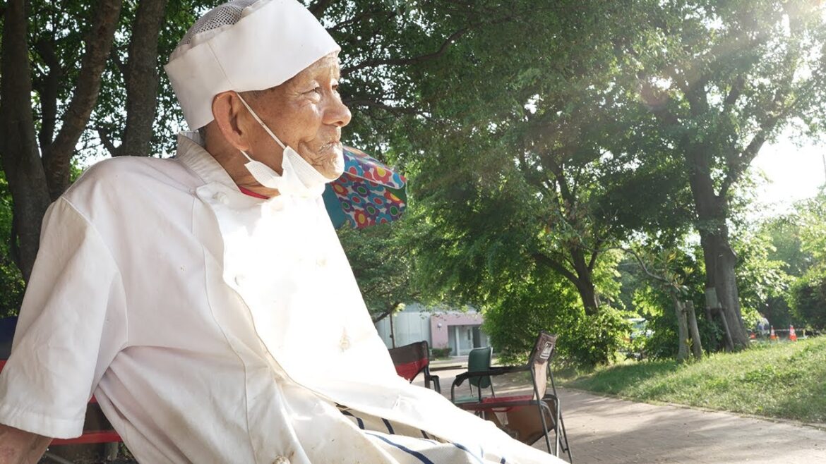 行列店が移転【今屋のハンバーガーの裏側】77歳のおじいちゃんが明かす…53年間続けられた理由とは!? Japanese Street Food in Fukuoka