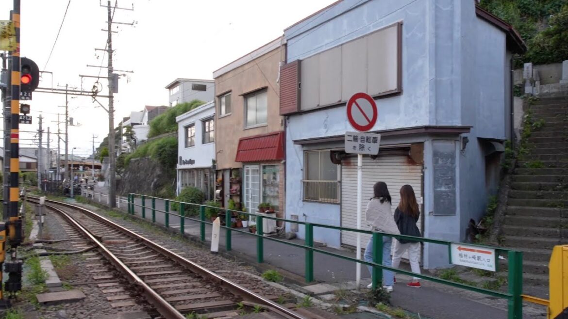 【4K Japan Walking】Japanese scenery, Alley of Kamakura,Stroll along the Enoden train tracks.