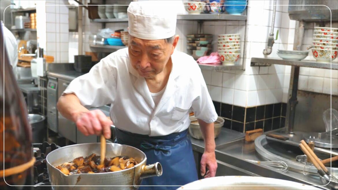 Heartwarming family. Osaka udon made by a funny and lovely father.  おじやうどん マツバヤ japanese street food