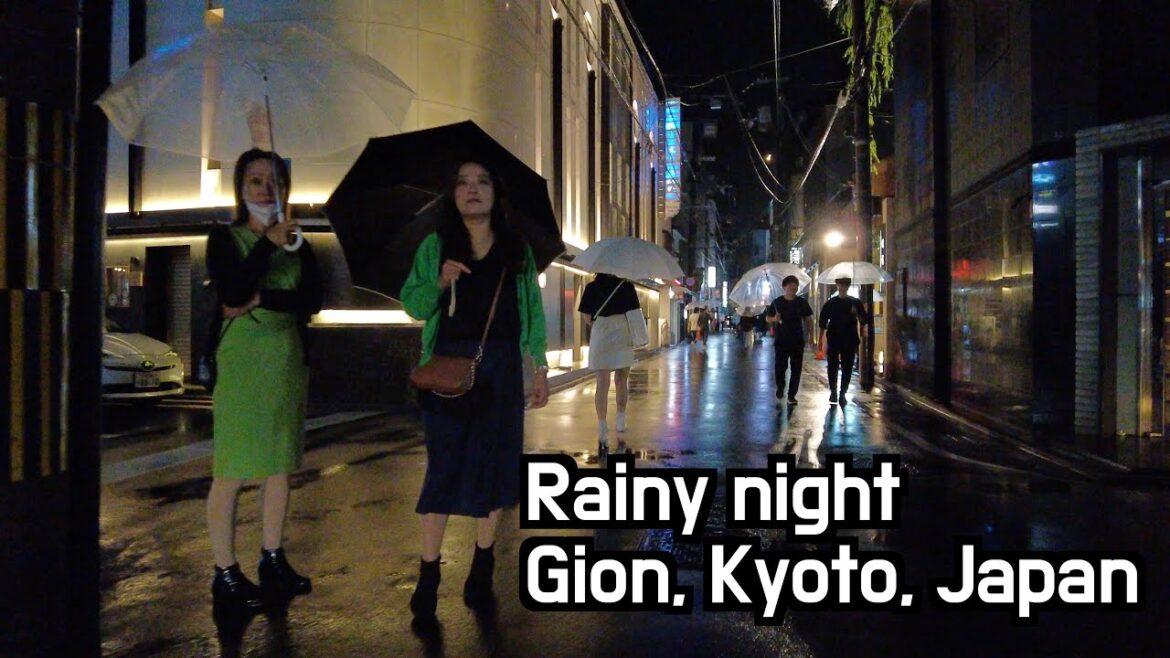 Rainy night walk in expensive entertaining bar street in Kyoto, Japan 4K #japantravel