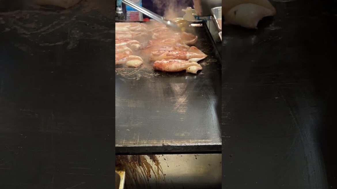 屋台のイカ焼き 職人芸  japanese street food Grilled squid Teppanyaki 오징어 구이 #shorts