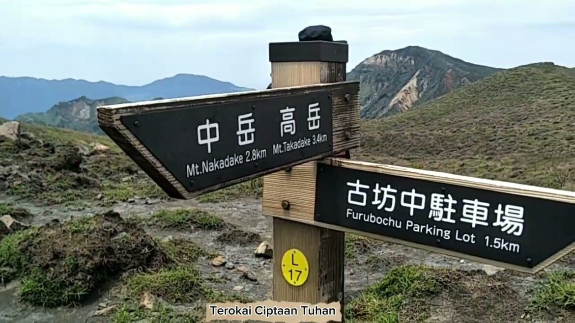 Gunung Aso Amat Terkenal Sebagai Salah Satu Lokasi Pengemar Pendaki Gunung Di Kumamoto Negara Jepun