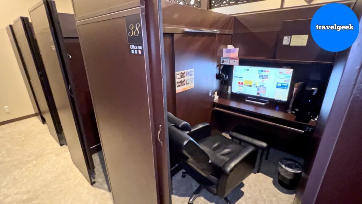 I Spent 3 Days in Japan's Cheap Public Living Space | Internet Cafe