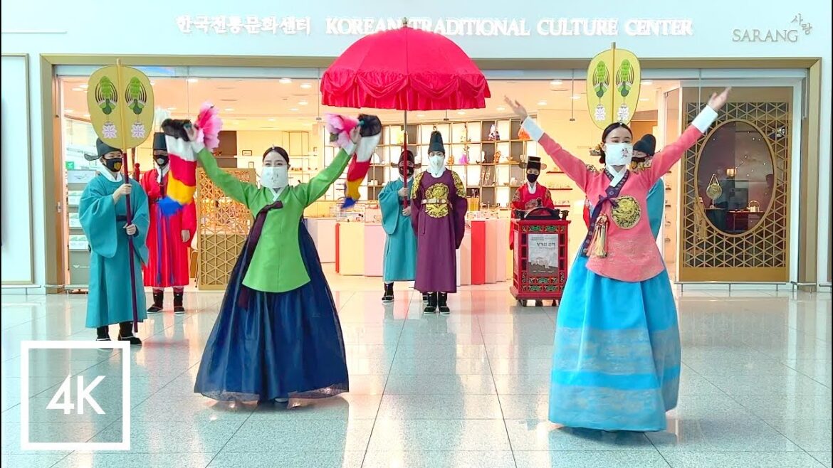 ๐ฐ๐ท โ๏ธ ์ธ์ฒ ๊ตญ์ ๊ณตํญ ์ 1ํฐ๋ฏธ๋ / ์ฒจ๋จ ๋ก๋ด๋ค๊ณผ ํ๊ตญ์ ์ ํต ๋ฌธํ๊ฐ ํจ๊ป ๊ณต์กดํ๋ ํ๊ตญ์ ๊ณตํญ ๐ฐ๐ท โ๏ธ ์ธ์ฒ ๊ตญ์ ๊ณตํญ ์ 1ํฐ๋ฏธ๋ / ์ฒจ๋จ ๋ก๋ด๋ค๊ณผ ํ๊ตญ์ ์ ํต ๋ฌธํ๊ฐ ํจ๊ป ๊ณต์กดํ๋ ํ๊ตญ์ ๊ณตํญ