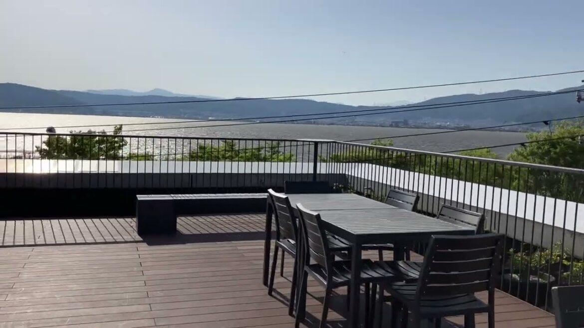 諏訪湖畔を満喫 くらすわ本店の楽しみ カフェと屋上展望