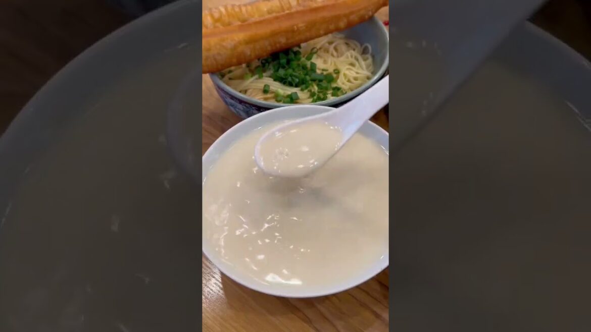 Local Special Food Breakfast Sweet soy milk or salty bean curd, which one do you like better!