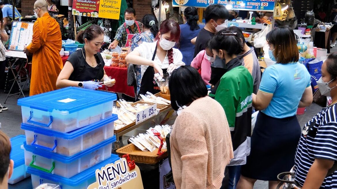 Hardworking mother-daughter duo ! $0.4 toasted sandwich | thai street food