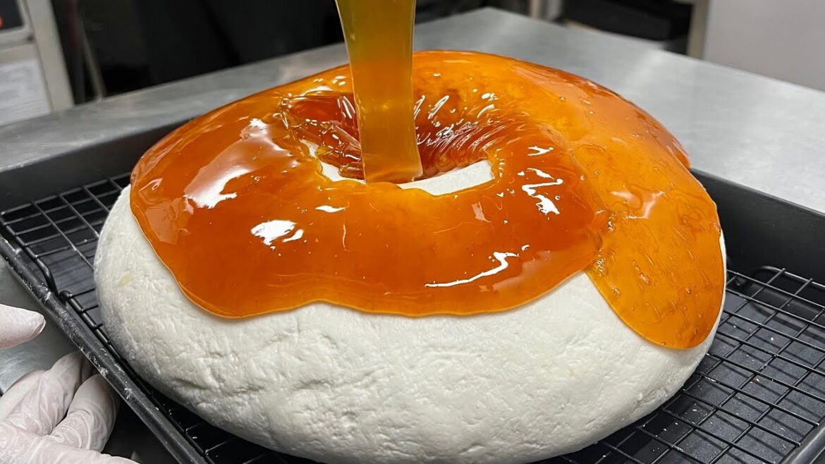 The hottest dessert in Korea these days! Honey glutinous rice cookies - Korean street food / 주악, 약과