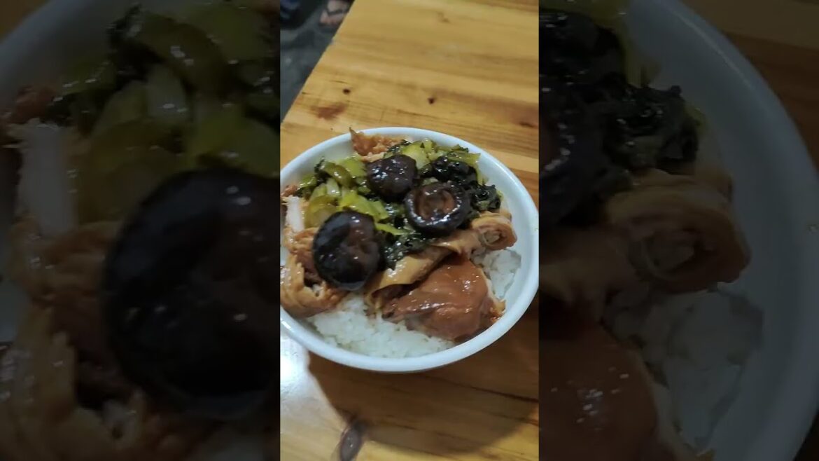 The pork knuckle rice in the wholesale vegetable market in the early morning!