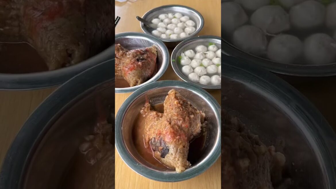 Who can resist a bowl of roasted meat dumplings with a lot of sauce!