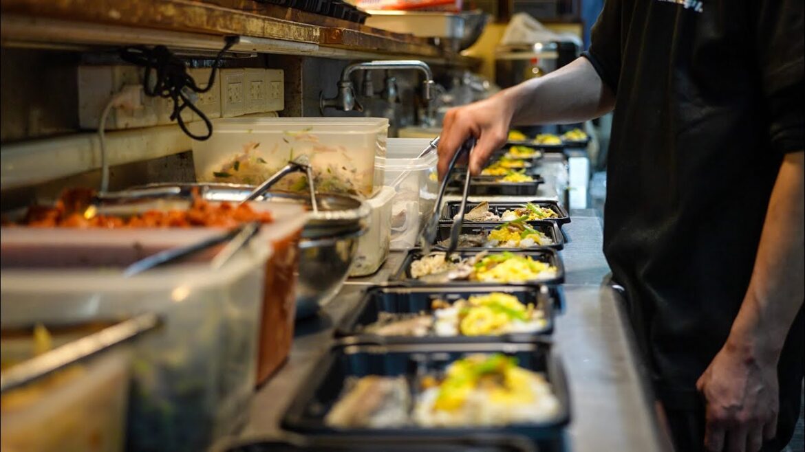 ホームレス状態に陥った生活困窮者向けに真心こもったボランティア弁当を届ける居酒屋の1日に密着！Izakaya serving volunteer bento boxes Osaka Japan 오사카